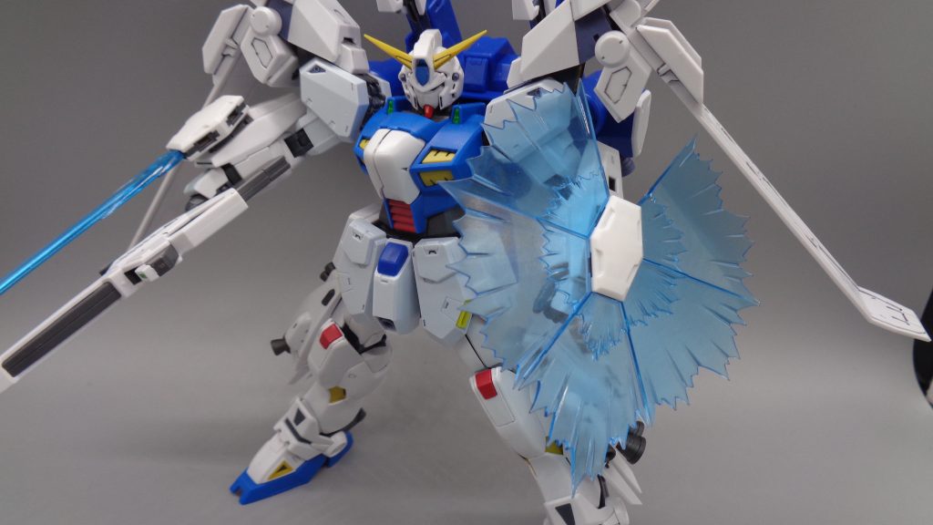 ビームシールド両腕部に装備された防御兵装。シールドとしての用途の他、ビームの発振箇所を絞る、特定箇所のみ高出力化する等で近接武器としても使用可能