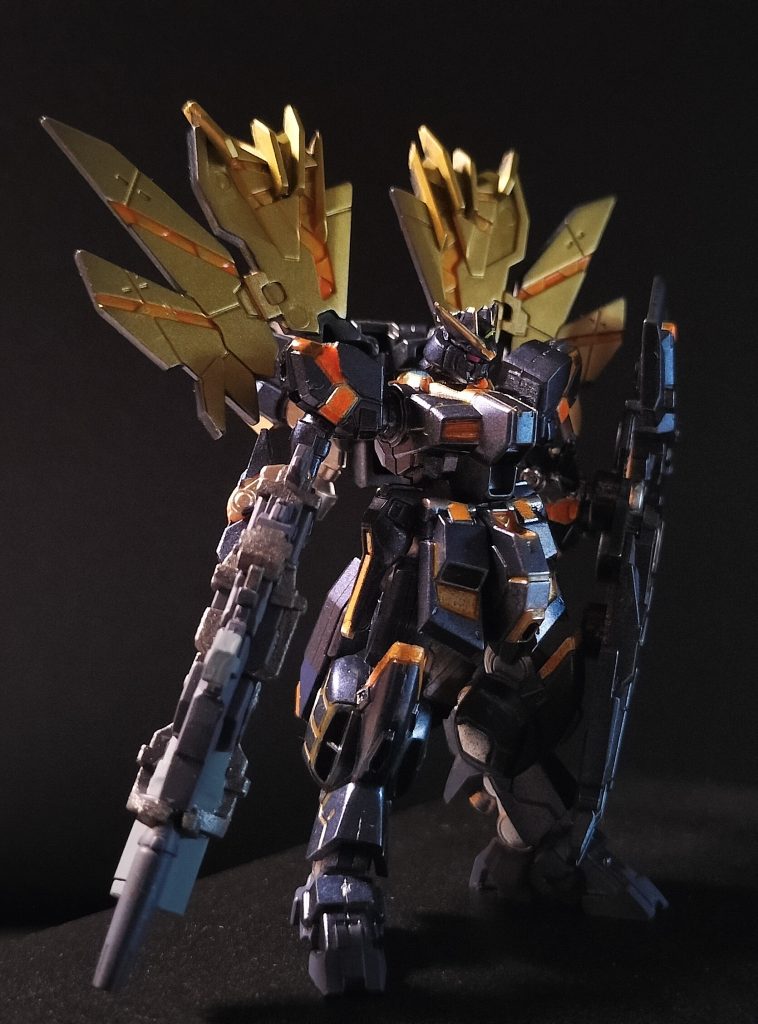 1) アクシズショックの際に消息不明になったアムロを捜索救出すべく、ロンド・ベル司令ブライト・ノアが用意させた隠密ミッション用のHi-vガンダムの2番機。そのミッションの特性ゆえ宇宙迷彩ともいえるダークブルーで全身が塗装されている。