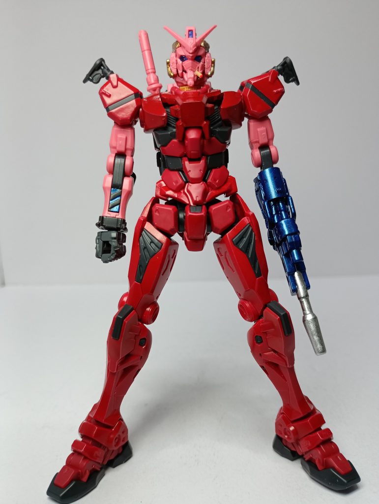 ほぼ出オチですWそもそも赤は個人的にそんなに好きでなく、赤い機体でも普段なら別の色にしているのですが、赤いガンダムをどう改造しようかと思った際にふと「赤いままのほうが格好いいもの」ということを考え、思いついたのはカウンタックとCOBRAだったので、COBRAを選択。