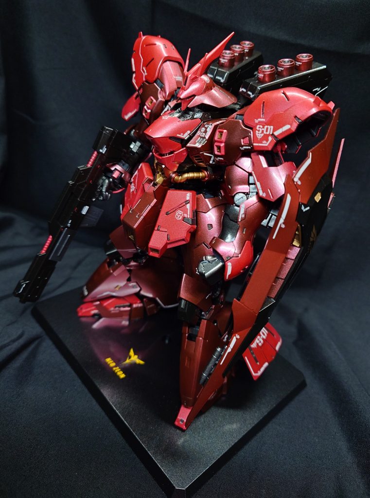 メインの赤はメタリックレッドで塗装しています。RGのランナー構成上2色の赤が使用されていたので、下地の色を変えて二色を表現しています。明るい赤が白下地、暗い赤は黒下地で塗装しています。また、今回は台座も気合を入れて専用で製作しました。