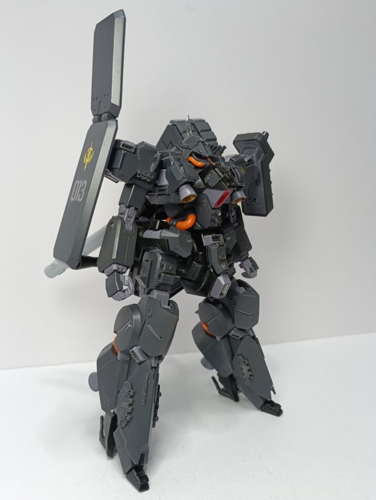 主な改造点は、ギラズールの武装の移植と、各所に戦車プラモのパーツの貼り付けを行っています。