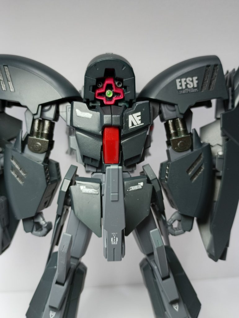 顔はリックドム(GQ)の頭部を移植。バルカンはプラパイプをそのまま貼り付けて、胸と前垂れはプラ板でボリュームアップしています。