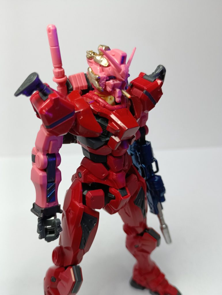 顔は一旦パーツを切って、再接着して少し小顔にしています。口の葉巻は適当なプラパーツを切ってつけており、あと肩口はエポパテで幅の延長をし、マッシブなスタイルにしています。