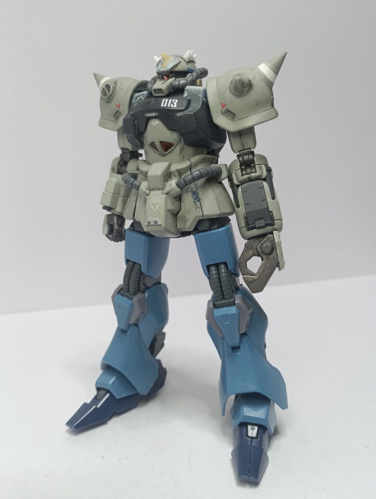 改造途中の画像。色がついているのが放置していた箇所です。それに、なんとなくバラ売りで買ったシュツルムガルスの脚をつけたら思った以上にマッチしたので、これを用いて作成。