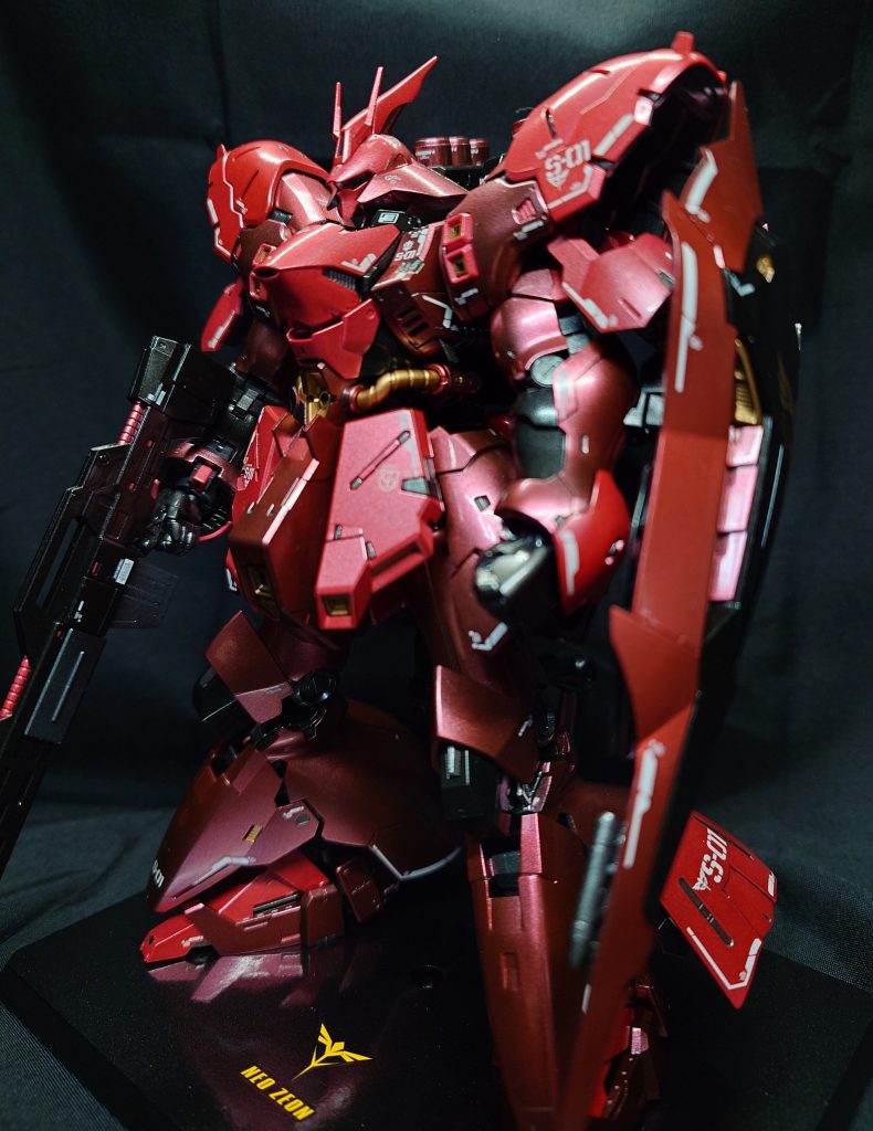 今回珍しくデカールも全て貼っています。リアリスティックデカールをそのまま水転写にしたようなので、ところどころ加工しながら貼っています。トップコートは光沢としました。ベタですが、サザビーの光沢は良いものですね(zaku-kao6)