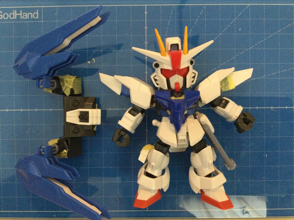 基本はクロスシルエットのフリーダムガンダムを改造しました。背中や肩には当時のBB戦士のガンセイヴァーZのパーツを使ってます!