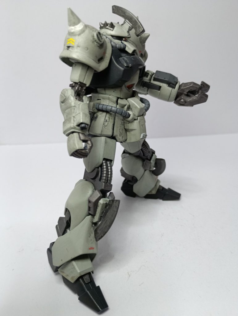 左腕にヒートクロー。頭部、両膝にヒートホークを装備。