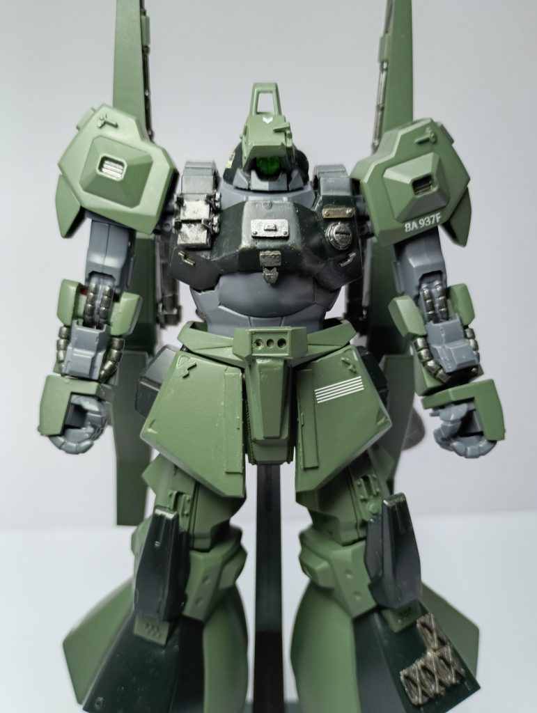 頭部についてはひさし部分を形状を変更。あと口の部分を３分割し貼り付け、シャープな感じになるよう変更しました。