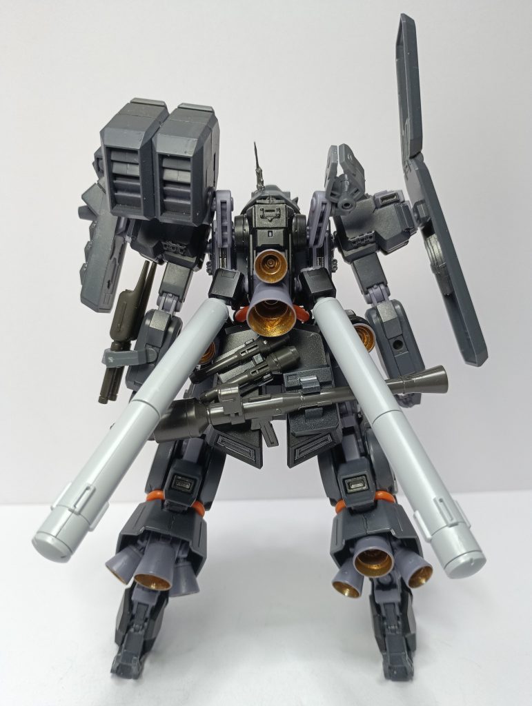 背部。ミサイルポッドは片側に寄せ、反対側に武器ラックを取り付け。あと、ギラズールのハンドグレネードとパンツァーファウストを装備しています。