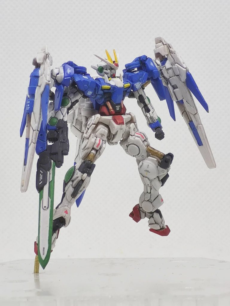 左脚は膝を少し曲げる改造をしています。あと、腰部も少しだけ回転出来るようにしています。