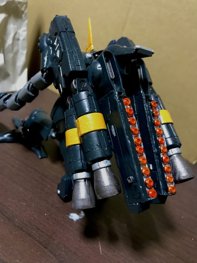 後ろから、ミサイルポッドを元にプラ板で加工しました。