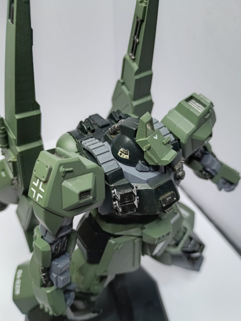 肩口のベルト部分は、鉄血のレールガンのベルト部分がいい感じだったので流用。