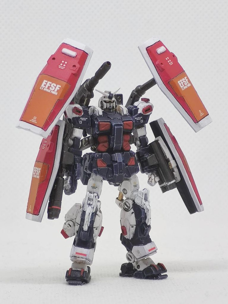 サブアームのシールドは腰部に接続しています。