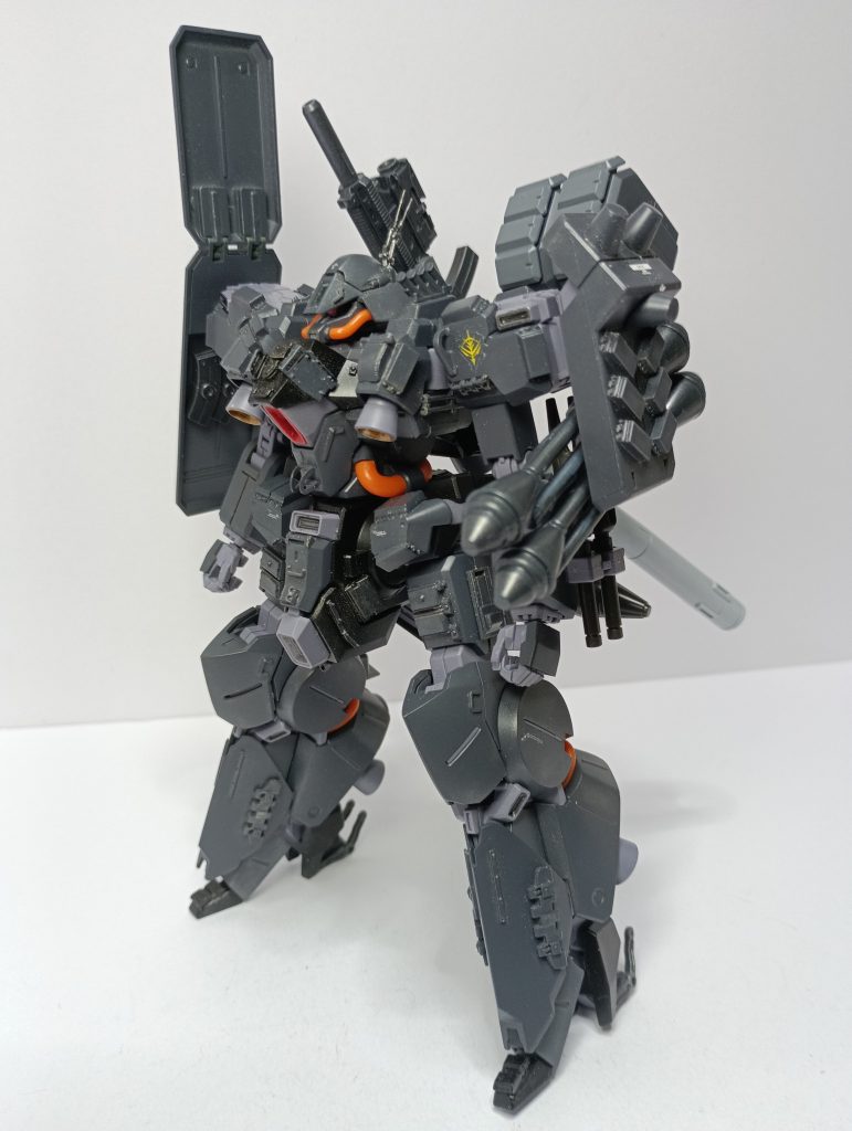 フル装備状態。左肩にシュツルムファウスト×4。右肩の盾裏にビームライフルの予備マガジンを装備しています。