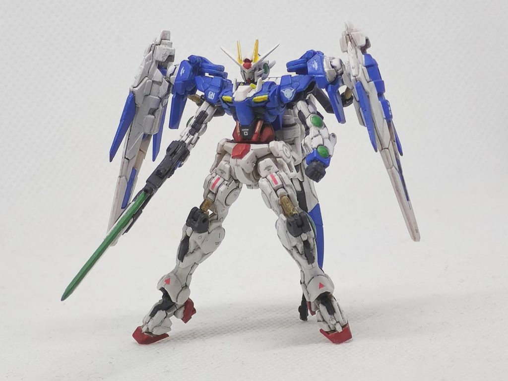 キットに付属している支柱を背部のオーライザーの先端部分に付ける事で一応自立出来ます。