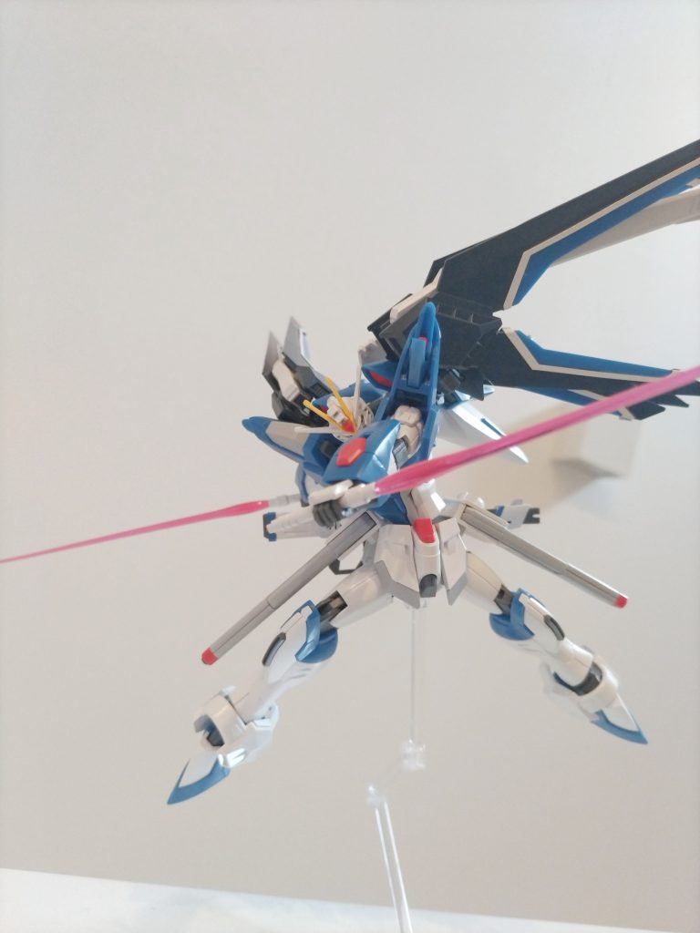 フリーダムはこの二刀流ポーズが好きですが、HGでこの可動範囲は素晴らしいです。