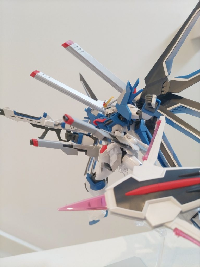 ハイマットフルバーストです。フラッシュエッジには専用のビームクリアパーツも付属しており、ジョイント穴も空いているので、飛ばしている表現も簡単にできます。