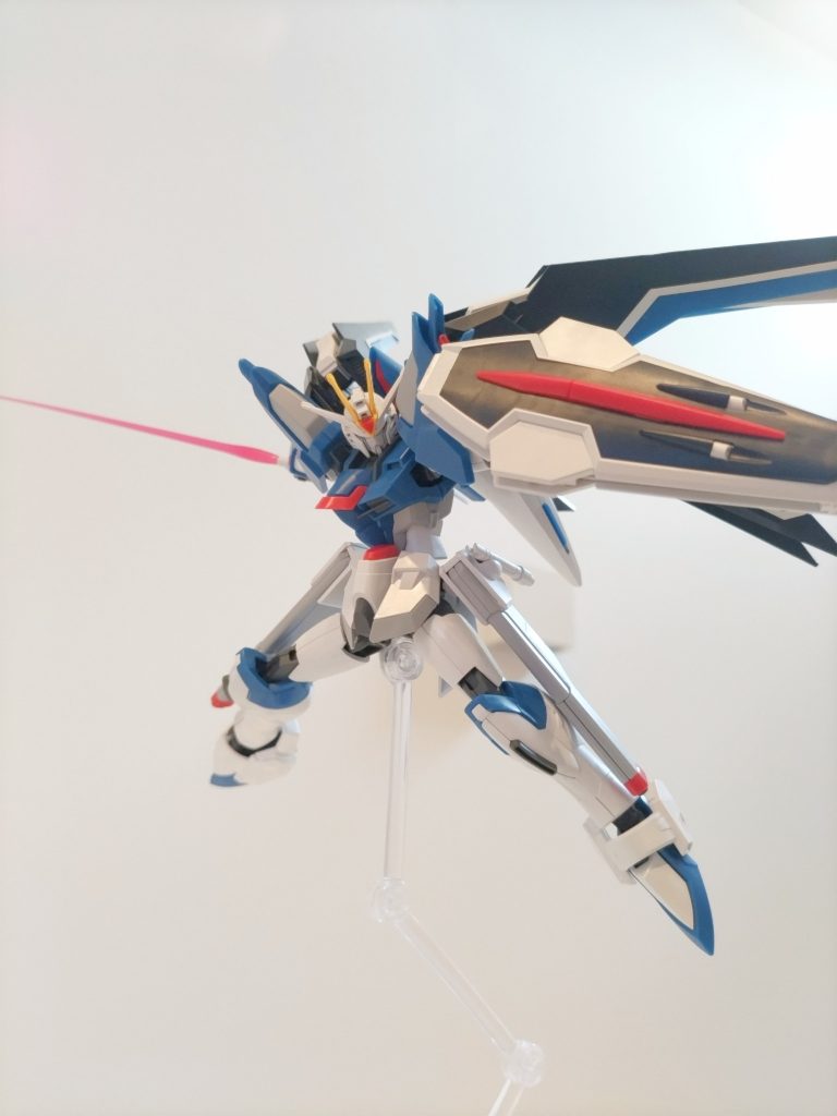 HGCEのライジングフリーダムです。色分けはかなり再現度高いです。本体に関してはシールをほとんど使わずに色分けを再現できています。