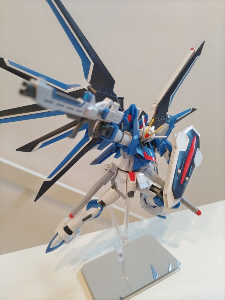 以上、ライジングフリーダムでした。ストライクフリーダムは最終決戦兵器感がありますが、ライジングフリーダムは万能タイプの機体なのがよく分かる良いキットでした。映画での活躍シーンをほとんど再現できますので、ぜひ好きな方はご購入ください。