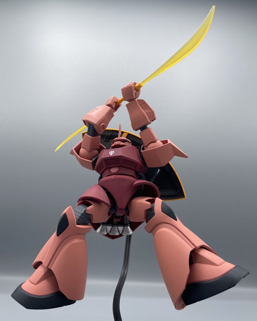 ビーム・ナギナタ ゲルググと言えば、やっぱりこれ!ブルンブルンとナギナタを回転させたらもうカッコいい!柄の部分も何気に硬くて優秀で、ガンダムのサーベルをアクロバティックに受け止めたりも出来ます。ジークアクスでの新規アニメーション、シビレましたねぇ(≧▽≦)✨ ナギナタって、自分的には使うのが難しそうに見えるのですがどうなんでしょう・・・? シャアだから扱えますけど、やっぱり新兵には厳しいクセツヨ近接兵器なのでは???🤔 大佐ッ!いけないッ!