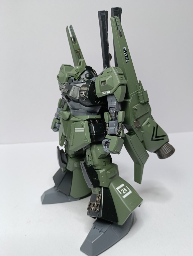 配色はフィールドグレイとNATOブラックで塗装。あとデカールはミリタリー系のもので統一しました。