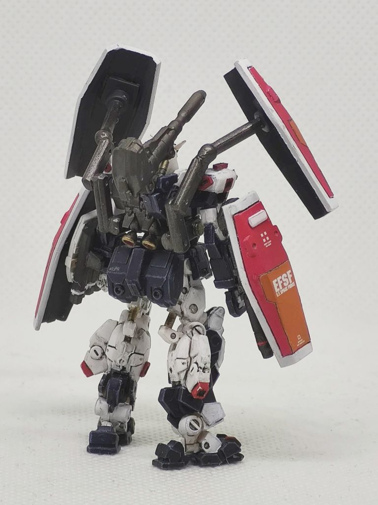 やはり背面がサンダーボルト版に比べると寂しいですね。