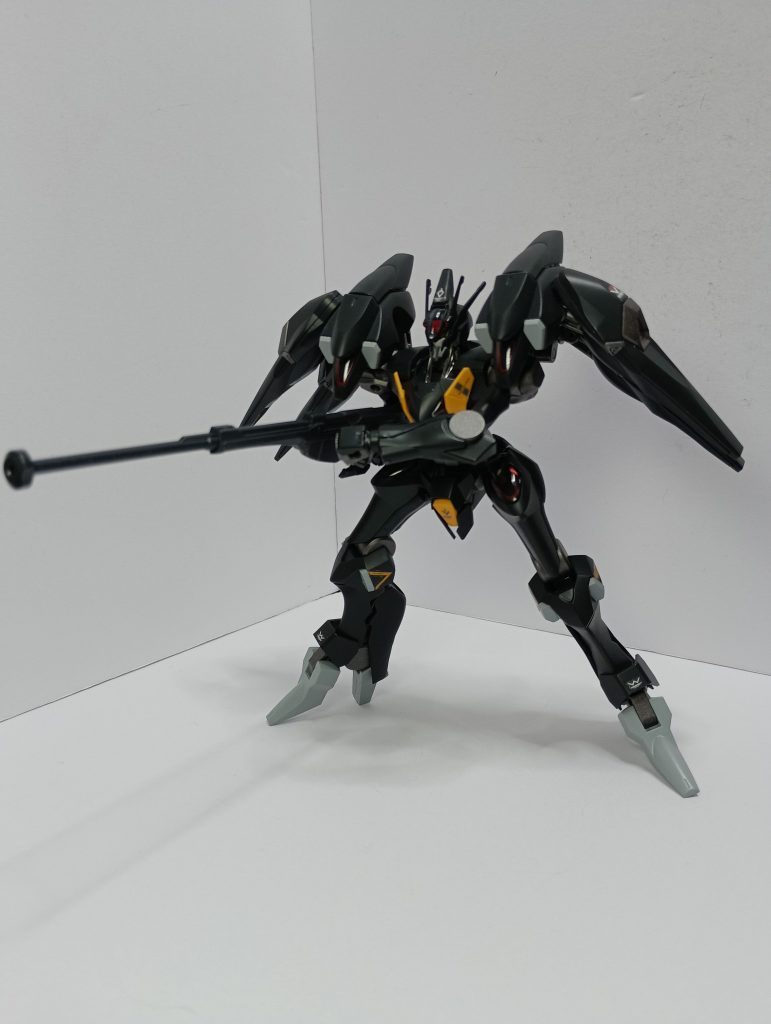 エルガイムMkⅡのデザインに含まれているロン毛・パンタロン・ロンドンブーツの70年代のロックミュージシャンのような要素を含んでいる筈なのですが、やっぱりHMに見えない…