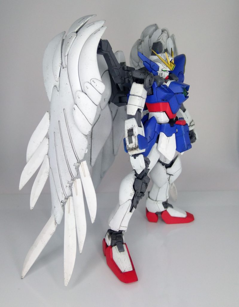 塗装は白･･･ガイアのアルティメットホワイト青･･･ガンダムカラーMSブルーZ系赤･･･ガンダムカラーMSレッド金･･･クレオススーパーゴールドの上にクリアーイエローライフル･･･ガンダムカラーMS連邦グレー系関節･･･メカサフのまま金色部にはスーパークリアー半光沢、それ以外にはスーパースムースクリアーつや消しでコートしました。