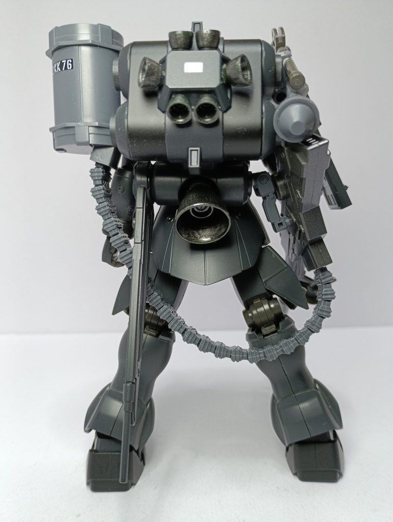 背部。腰部付近のクソデカバーニアで急速接近／離脱を可能としています。