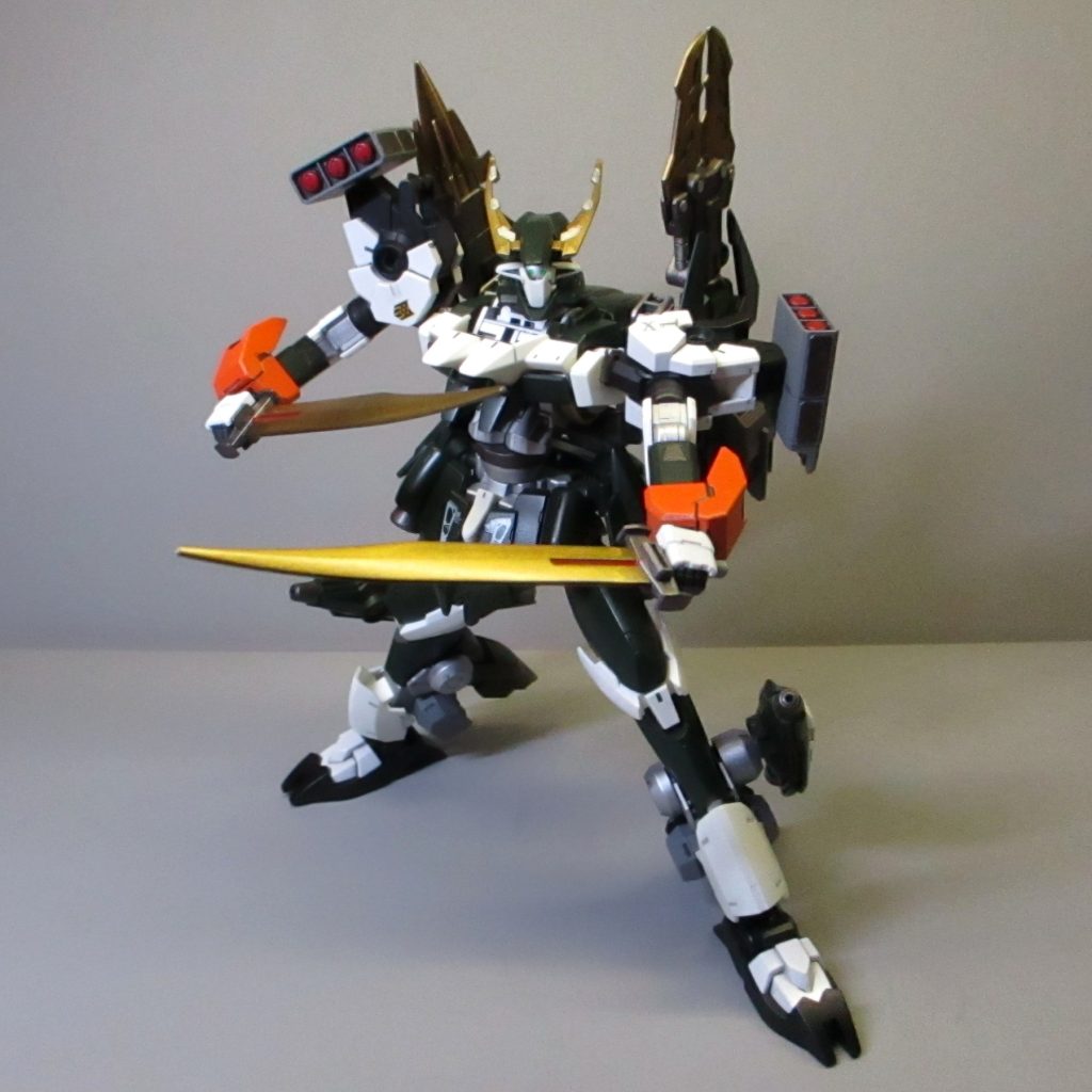 武装として、まず大腿部に格納している剣が２本。キャンペーンで配布されてたヒートソードがいい形だったので使用しました。通常形態では、基本的にこの剣２本がメイン武装になります。