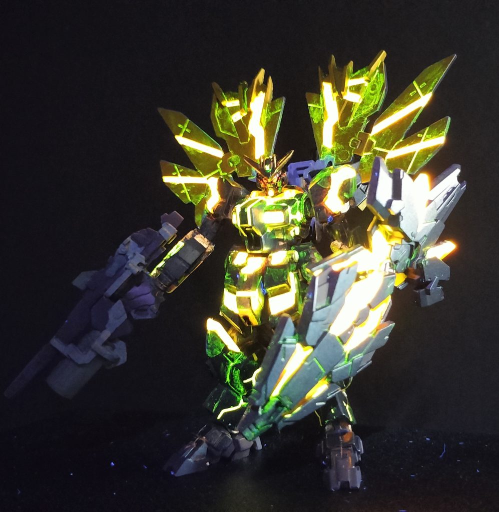 5) またサイコフレームの技術を応用した感応波受信デバイス〈サイコ・プローブ〉を背面パネルと2番機本体の各所に設け、地球を離脱したアクシズの片割れに漂うかもしれぬアムロの感応波への受信感度を最大限に増強してある。このサイコ・プローブは登録しているアムロの感応波パターンに近い波長を検出すると発光する。