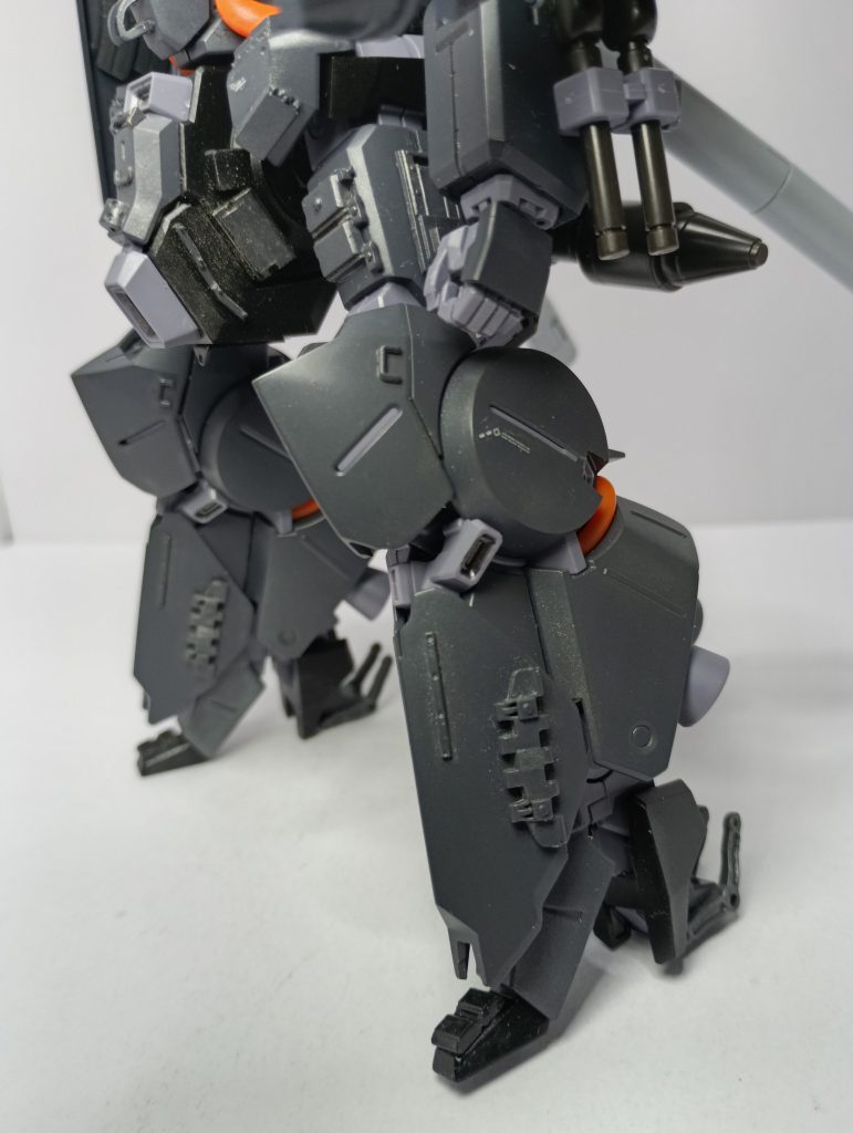 脚部アップ。踵の装飾が特に気に入っています。