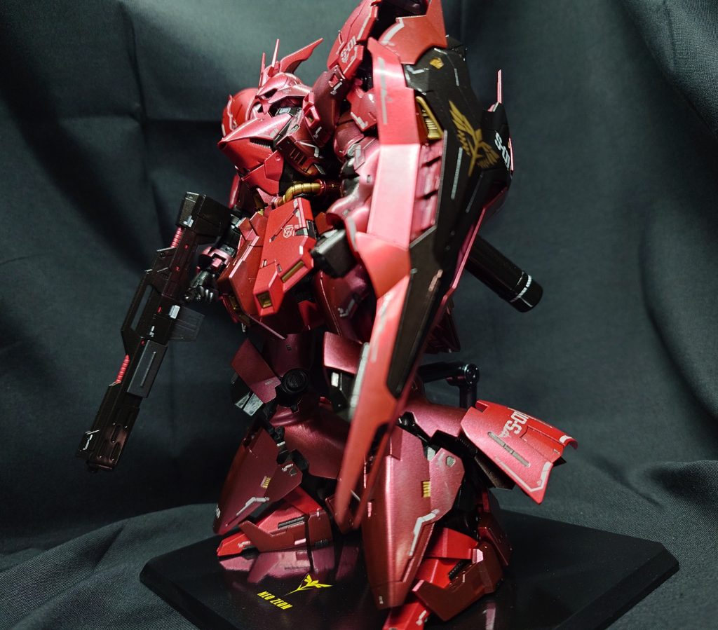 見上げるとサザビーのボリューム感を堪能できるのでオススメです(zaku-kao5)