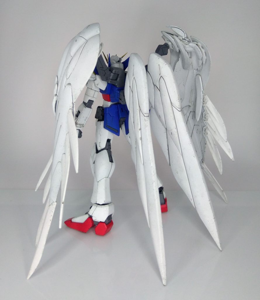 ダメージ塗装ですが、基本塗装後に同系色(白部はグレーで、青部は薄いブルー)でチッピングした後、濃いグレーで再度チッピングを行いました。拳はすべてビルドナックルズ角Ｌサイズに置き換えました。これでツインバスターライフルも片手で保持が可能になりました。