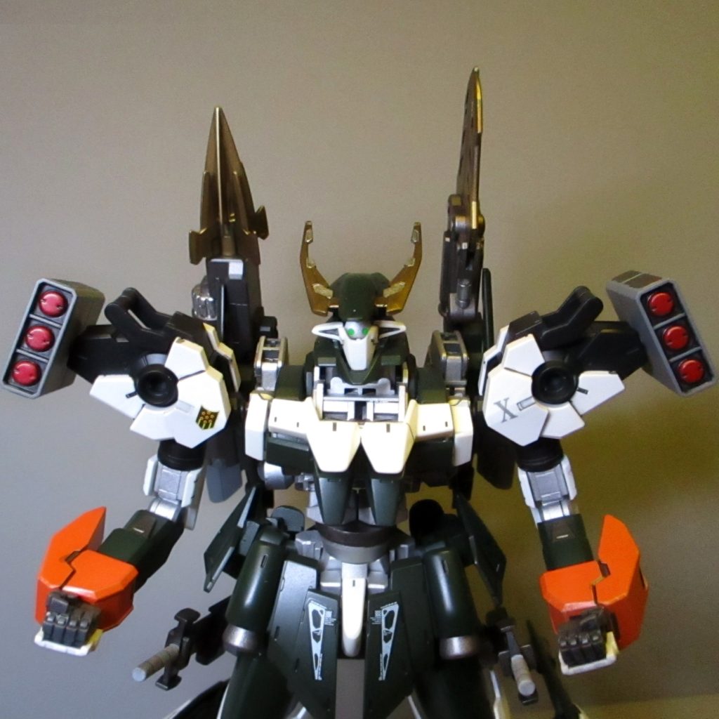 両肩にミサイル（バトルアームアームズから）ラミネート装甲にダメージを与えるため、焼夷弾頭を搭載していますが、ＭＳやＭＡに確実に当てようとするとかなり接近しなければならず、その前に破壊されると自分が焼かれてしまう恐れのある諸刃の剣。肩のハードポイントにポン付けされているだけなので、必要に応じてパージしたり、別の武装を取り付けることもあります。