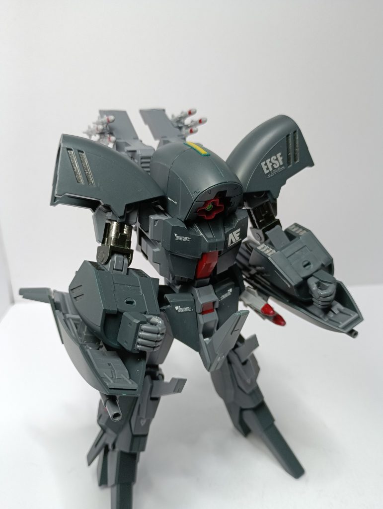 内側のパーツは可動できるので、MS形態でもミサイルを撃つことができます。