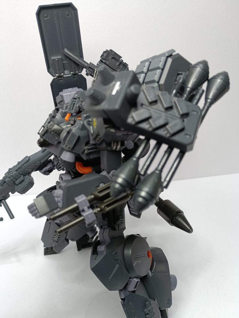 シュツルムファウストは右肩の裏に装着。あと、腕にビームアックスのラックを取り付けました。