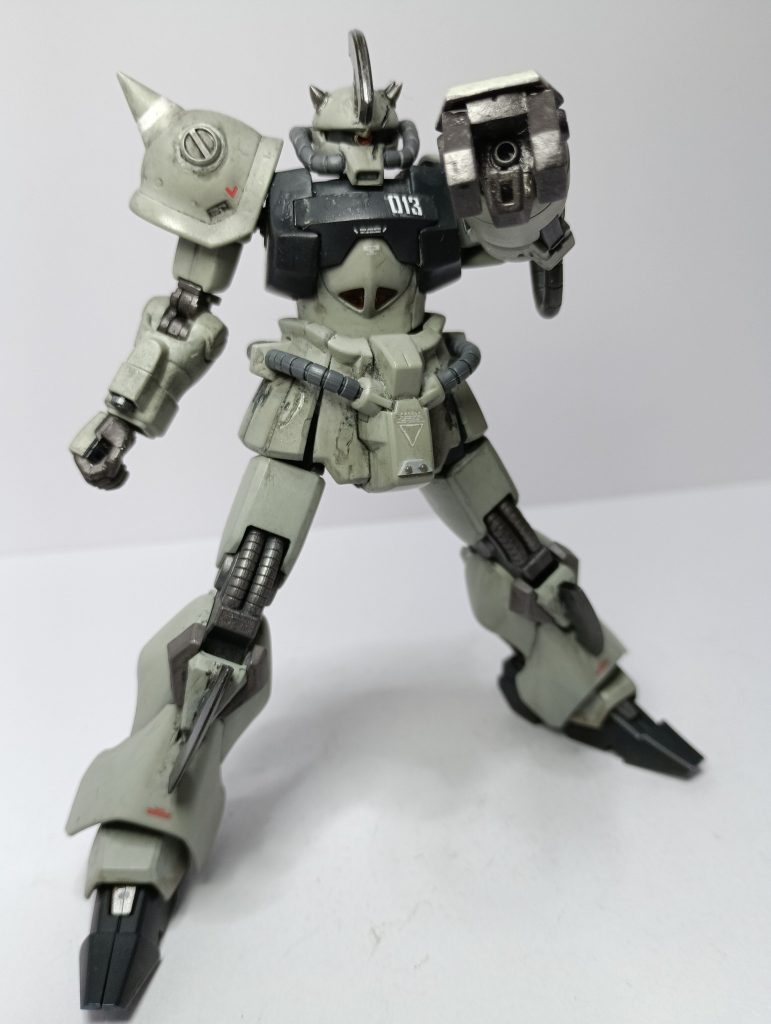 左腕には、ストライクドック風の改造の名残でビームガンを装備。一応着脱は可能なのですが、他の腕は作っていないので無駄ギミックとなっています。