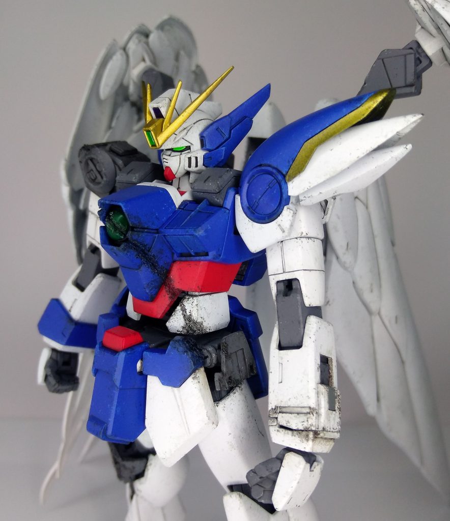 ツインアイとライフルのスコープは蛍光グリーンで塗装。その他カメラ部にはプラスチックシールを切り出して貼っています。額のみさらに上から蛍光グリーンを塗装。胸の傷はヒートペンでガリっと。サーチアイはHアイズに置き換えて裏面を黒で塗りました。