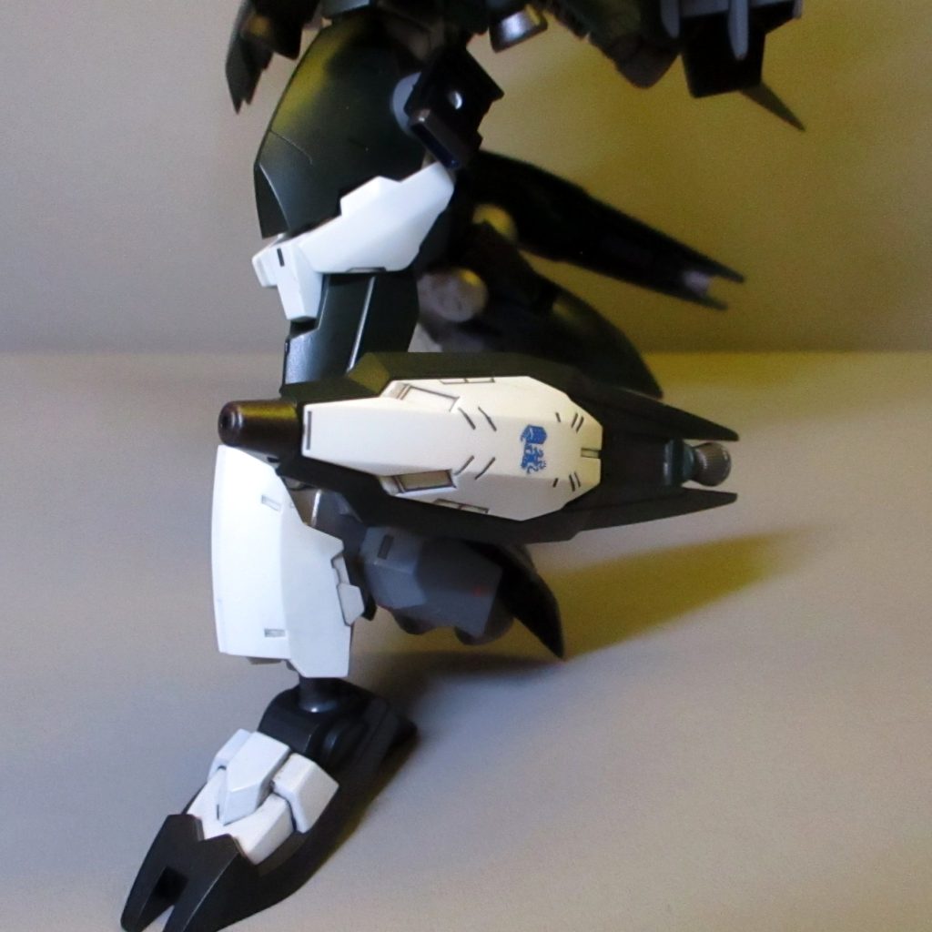 脚部バインダーに機関砲を内蔵。この部品（元肩バインダー）、原作の最終決戦でバルバトス相手に機関砲みたいなのを撃ってる描写があったと記憶してるんですが、それっぽいモールドも、説明書に記載もなかったので、役割をはっきりさせるために砲口とスラスターを付けました。