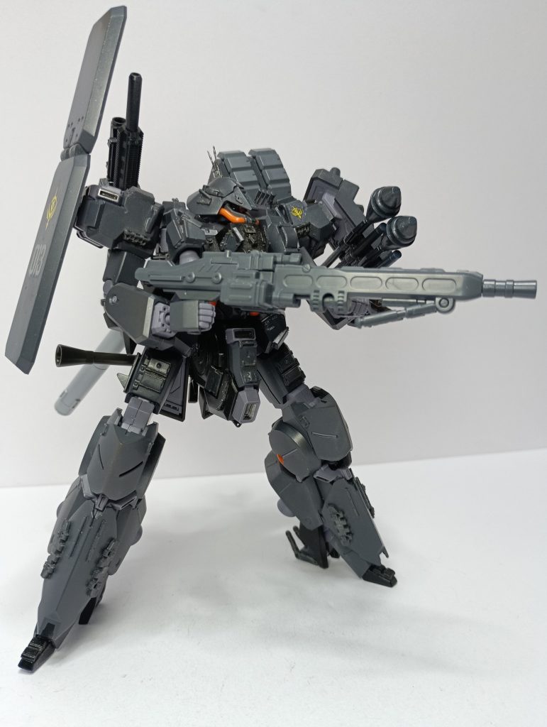 人狼（ヴェア・ヴォルフ）なので、元ネタのようにMG42っぽい機関銃を装備。