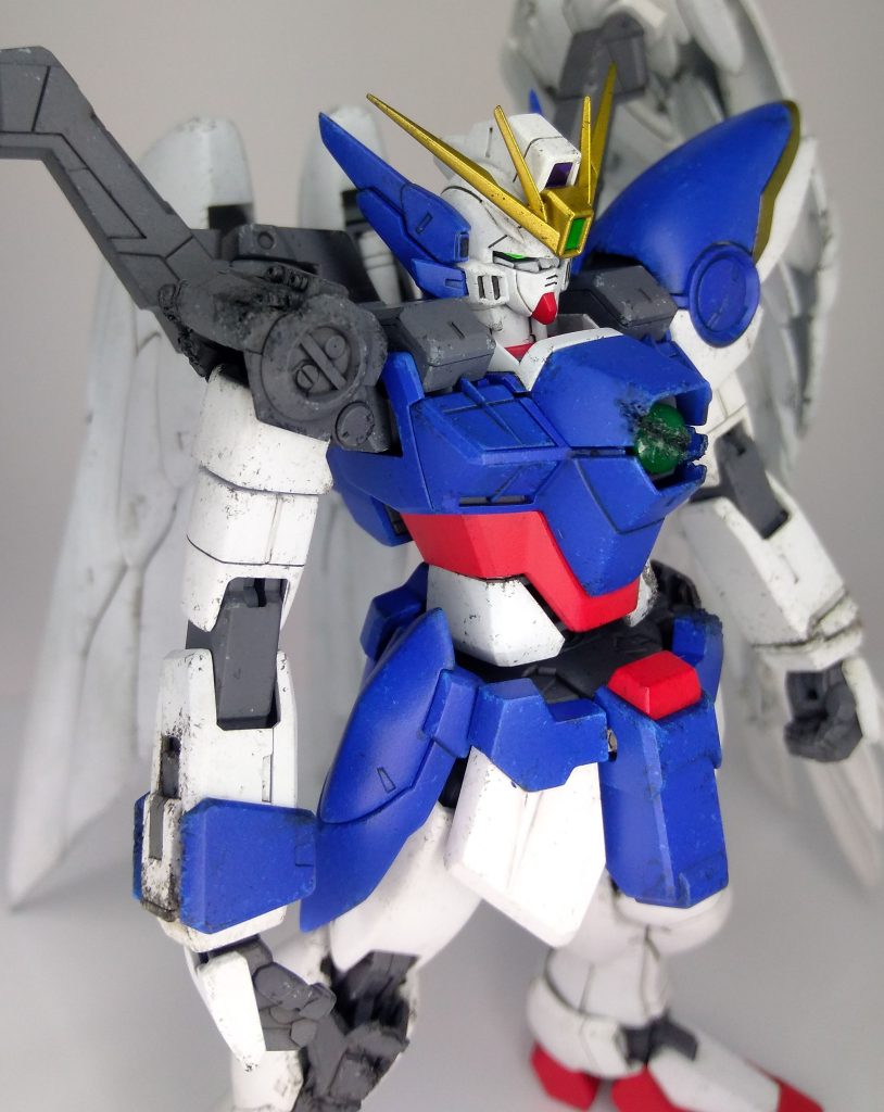 アーマーが吹っ飛ばされた右肩は、ジャンクパーツやプラ板を使ってフレームをそれっぽく自作しました。ふんどし横のアーマーは取り付け基部の隙間が気になるのでプラ版で目立たなくなるよう加工しました。