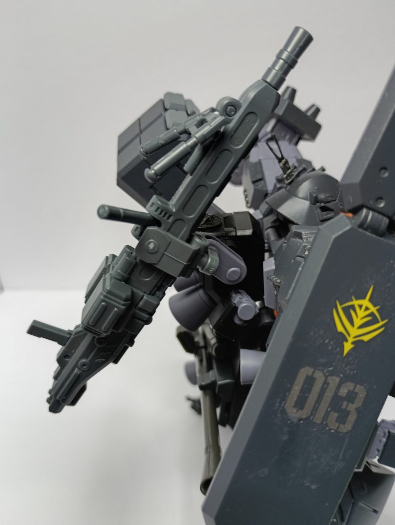 武器ラックは挟めるので、ビームライフル以外もラック可能です。