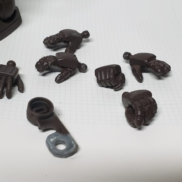 今回は、クレオスのマホガニーサーフェーサーを使用しています。 HGUCリバイブ版をベースに、アニメ版ガンキャノンを再現したい。めぐりあい宇宙編に登場した108,109、そしてそれ以前の無印バージョンも再現したい。 手首パーツは種々用意。ライフルのスコープの有無を、差し替えで再現。ほぼ指摘されていないが、劇場版ガンダム哀戦士編でこのしゃがみ込みポーズのカットではスコープが描かれてません。作画ミスととはいえ、スコープが省略されていることでコンパクトにしゃがみ込むフォルムが決まっている印象があります。悪くないカットだと思えましたので再現可能なように差し替えパーツを用意しました。 詳細はブログで公開中ですので、ご興味を持たれた方は是非ご覧ください。 。・。・。・。・。・。・。・。・。・。・次回作へのモチベーションアップにつながりますので、いいね👍や、コメント、 ブログへのご訪問など、ぜひぜひお待ちしておりますm(__)m(4枚目)