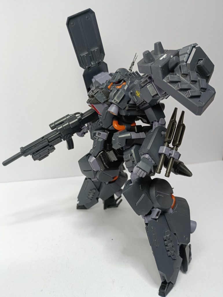 ビームライフル装備。塗装はファントムグレーとセミグロスブラック。もう少し、黒に近い色で統一してもよかったのかな…とちょっと後悔。