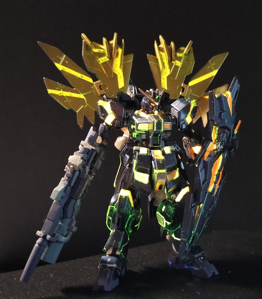 9) 感応波受信役の彼女たちと、グラナダで用意された2番機は、ラー・カイラムで合流。漂流していくアクシズ断片にラー・カイラムで接近した後、ナイジェルの操縦でv2Bによる隠密ミッションが開始された。もしものジオン残党との会敵戦闘に備え武装も施しての出撃である。&nbsp;