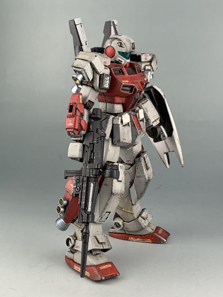 膝はMG系のジャンクパーツで大型化、肩はジム系のジャンクパーツでシルエットを変えています。