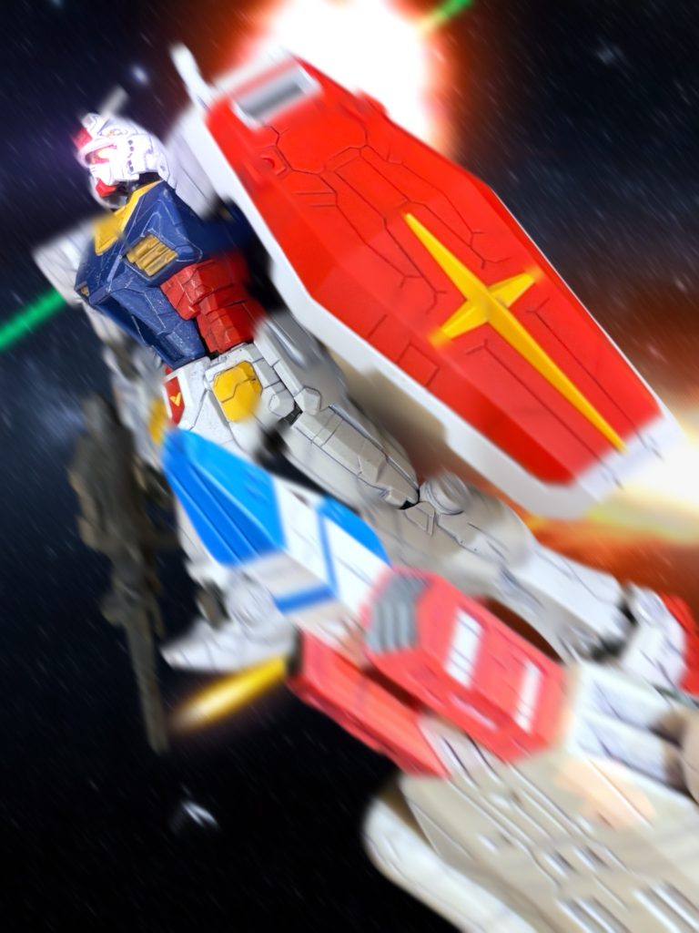 「子どもの頃なら今頃ワクワクしてるだろうに……何が悲しくて、こんな思いしてなきゃなんないのかなあ……。」　アンナは、緊張感のない声で呟く。今日は12月24日——クリスマス・イブだ。だが、目の前を彩るのは、イルミネーションではなく戦場の爆光だった。『さっきの殺気は……どうしたんです。』「何それ、駄洒落？」若い伍長も、いつものアンナの様子に多少落ち着きを取り戻したようだ。「今頃、成層圏ギリギリを、サンタのおじさんが最大戦速で飛び回ってるかな。」『サンタは……戦いませんよ。』　２人で軽口を叩き合っていると、近くの宙域を凄まじい速さで、大型の戦闘機と白いMSが飛び去っていった。（そういえば弟が、あんなののおもちゃを欲しがったっけな。）　アンナには、年の離れた弟がいる。見渡すと、あちこちで銃を撃ち合っているのは、弟が幼い頃に欲しがったおもちゃのロボットそのもののような連中だ。（弟に、いい土産話になるかな……？）　だが、弟には軍に入ってから、もう随分会っていないことを思い出す。もう、おもちゃのロボットや戦闘機を欲しがるような年齢でもないかもしれない。（ここを生き延びたら、休暇を取るのも悪くない……。）