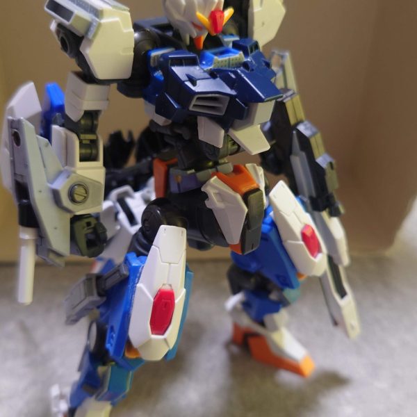 何だかんだ2年以上改造している可変機盆栽の様にコツコツと改造中前回からの変更点は…腕部追加装甲、ビームサーベルの変更太股にあるナイフの鞘を変更肩可動部をガンダムフレームの足の付根に変更これにより、MS形態時にすこしマッシブになった感じになりつつ、可動域が大幅アップ！さらに可変した後の腕の位置が変更され、MA形態時のシルエットが安定しつつ、変形が少し簡素化されました塗装もしたいけど、今はコツコツ改造が楽しすぎてやめられませんw&nbsp;（2枚目）