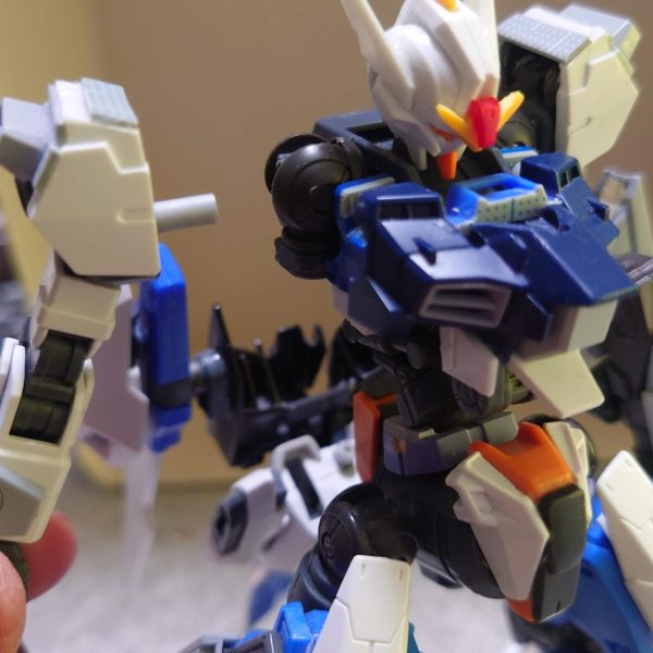 何だかんだ2年以上改造している可変機盆栽の様にコツコツと改造中前回からの変更点は…腕部追加装甲、ビームサーベルの変更太股にあるナイフの鞘を変更肩可動部をガンダムフレームの足の付根に変更これにより、MS形態時にすこしマッシブになった感じになりつつ、可動域が大幅アップ！さらに可変した後の腕の位置が変更され、MA形態時のシルエットが安定しつつ、変形が少し簡素化されました塗装もしたいけど、今はコツコツ改造が楽しすぎてやめられませんw&nbsp;（3枚目）